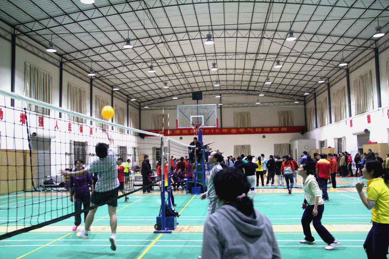 我院冬季气排球联赛昨日欢乐开赛