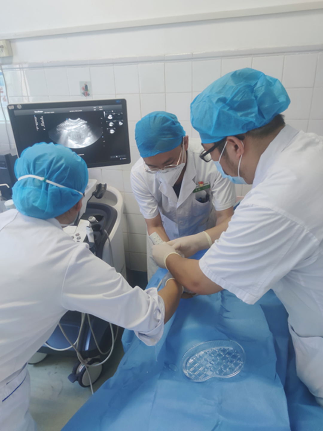 精准医疗新突破——我院结核科三病区成功开展运用同轴套针“超声引导下经皮肺穿刺活检术”