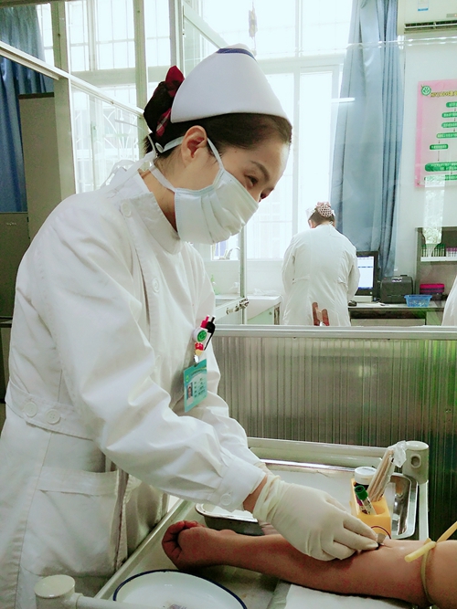 【龙医优秀护士风采】贴心关爱让患者走出阴霾