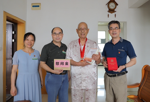 广西龙潭医院：走访慰问老党员、困难党员，把党的关怀和温暖送到心里