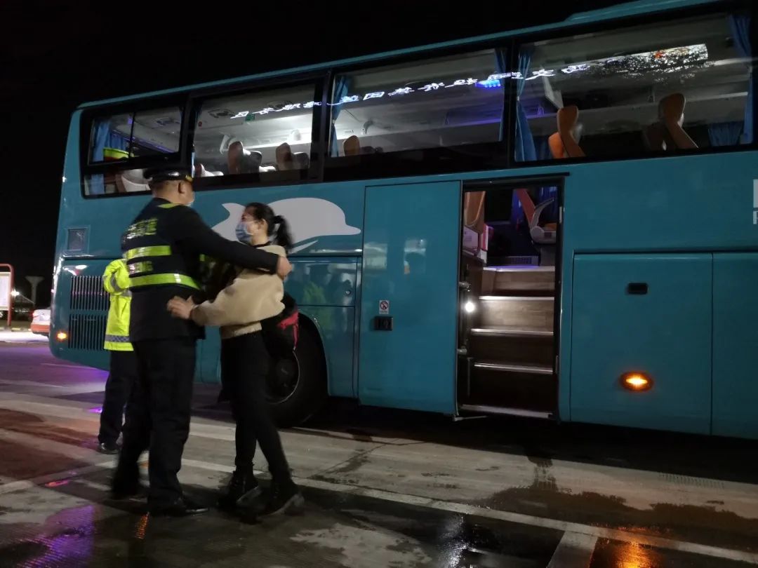 温暖！战疫路上这一幕