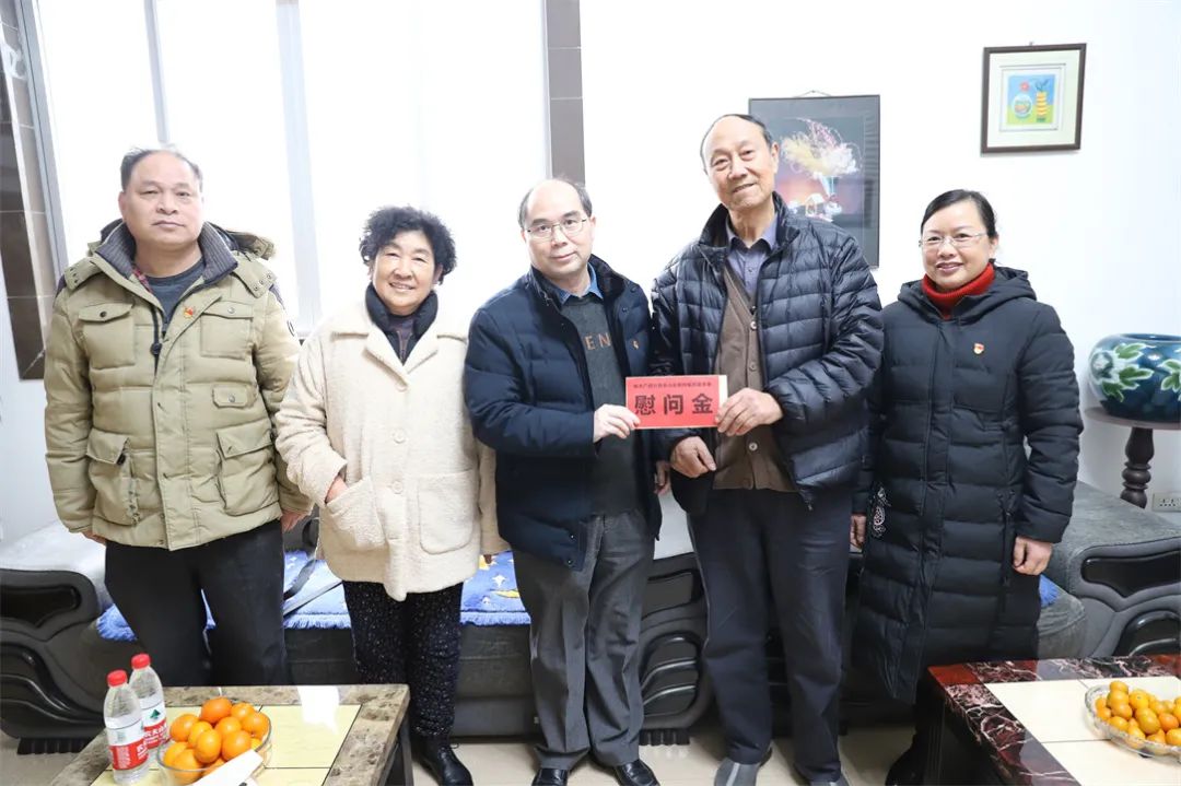 广西胸科医院领导班子看望慰问离退休老干部和困难职工