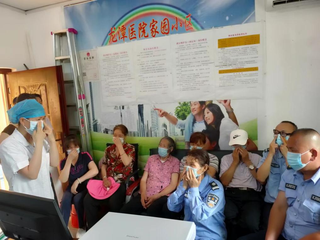演示正确佩戴口罩方法