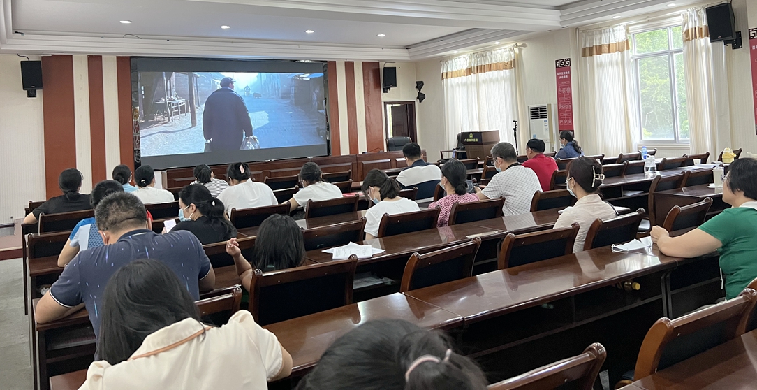 “文化润廉”扬正气——感染科党支部参加“观影说廉”主题观影活动