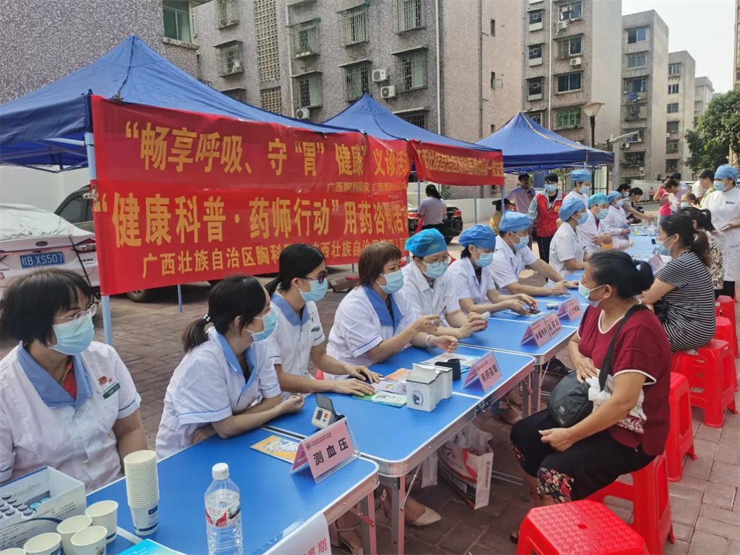 零距离，暖人心！我院义诊进社区，让居民在家门口看病就医