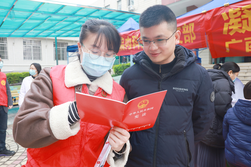 广西胸科医院开展2023年“国家宪法日”“世界艾滋病日”主题宣传活动