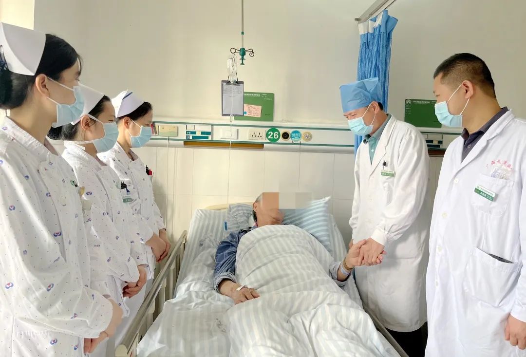 【厚德精医】我院胸心外科团队成功为一名高龄老人摘除肺部“拳头”肿瘤 