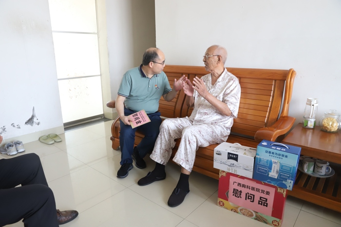 广西胸科医院2023年“七一”前夕走访慰问老党员和困难党员