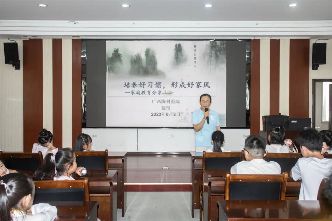 【传承好家风】 自治区文明家庭代表蓝珂走进社区分享家风教育故事 
