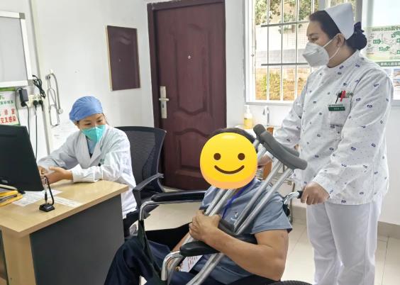 胸医“临时家人”上岗！全程陪诊服务，群众看病更有“医”靠