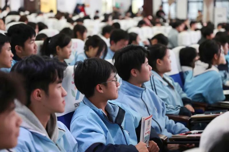【让爱进校园】广西胸科医院开展“零‘艾’青春健康同行”活动 