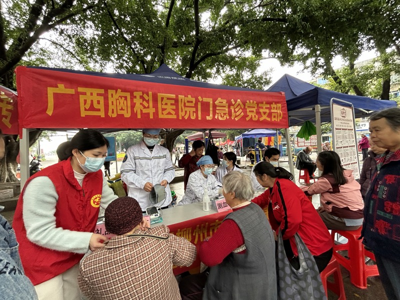 广西胸科医院2024年世界防治结核病日系列活动之走进龙擎苑社区，共同守护健康