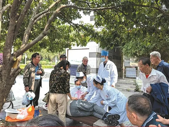 【暖医瞬间】 义诊现场白发老人突然晕倒 我院医护人员迅速救助 