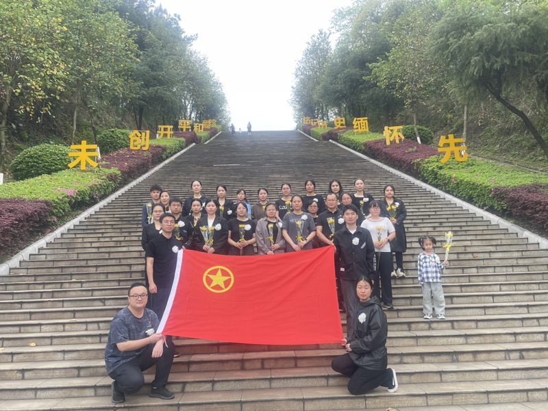  广西胸科医院团员清明祭扫，传承红色基因