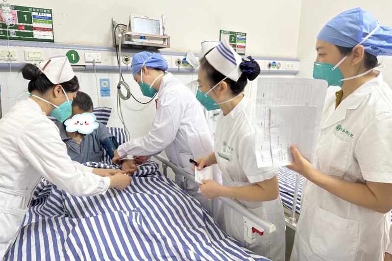5.现场查看病人.jpg