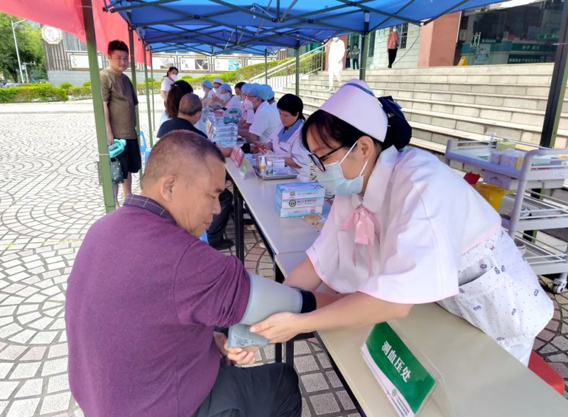 广西胸科医院举行“服务百姓健康行动”义诊活动