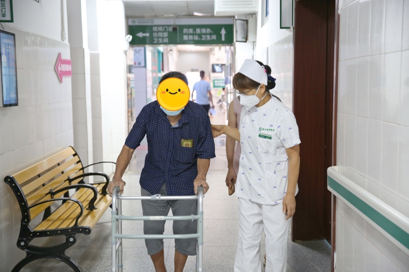 专职护士陪患者就医。.JPG