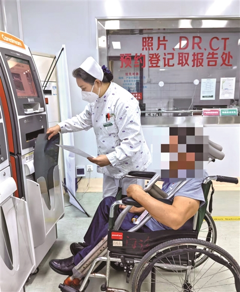 《南国今报》刊发：广西胸科医院推出陪诊服务 行动不便、独自就医的特殊病患在门诊就诊，专职护士将予全程陪护