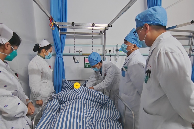  【健康在胸】“躺着进来，走着出去”——一位脊柱被“侵蚀”患者的康复经历 