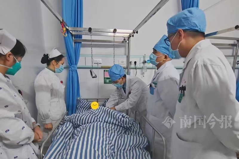 《南国今报》刊登：躺着进来，走着出去——广西胸科医院成功救助一名脊柱被“侵蚀”患者