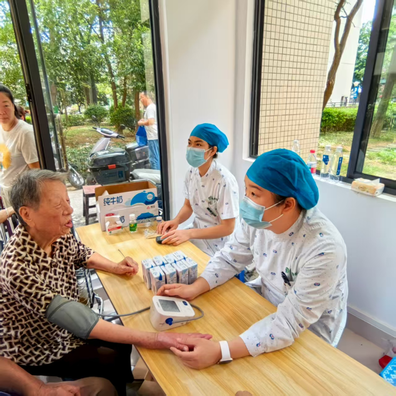广西胸科医院开展“医社联动护耆老，义讲并行送健康”公益活动