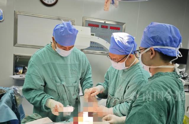 《南国今报》刊登：八旬老人命悬一线，血库告急！广西医护这场生命接力太暖了！